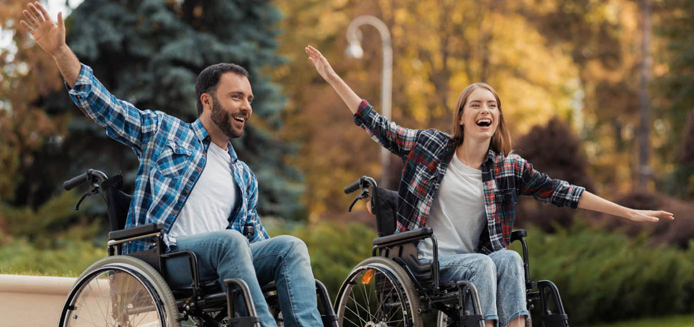 Mann und Frau im Rollstuhl
